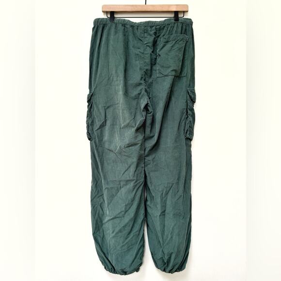 Monrow Mini Corduroy Cargo Pull On Parachute Pant in Cactus Green size L - Picture 8 of 14